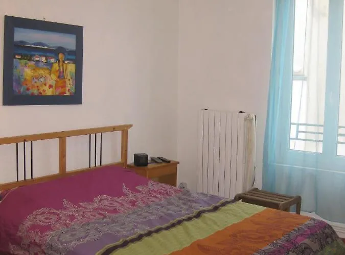 Maison Avec Cour, Proche Centre Et Gare